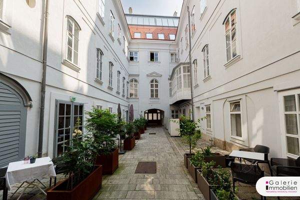 Erster Hof - Blick auf die Butzenfenster und die Pawlatsche