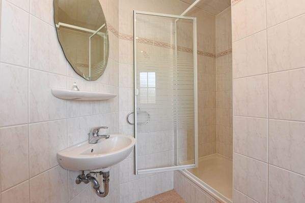 Gästebad mit Dusche und Fenster 