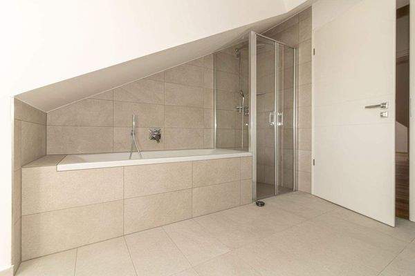 Bad 1 mit Dusche-Wanne &amp; Fenster