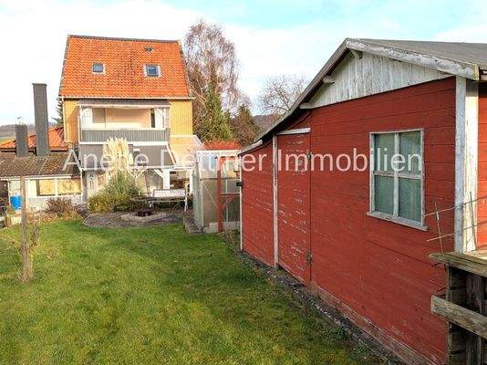 Garten mit Nebengebäude