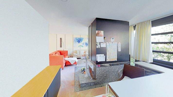 Büro mit Blick auf die Kaminecke