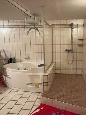 Whirlpool und Dusche