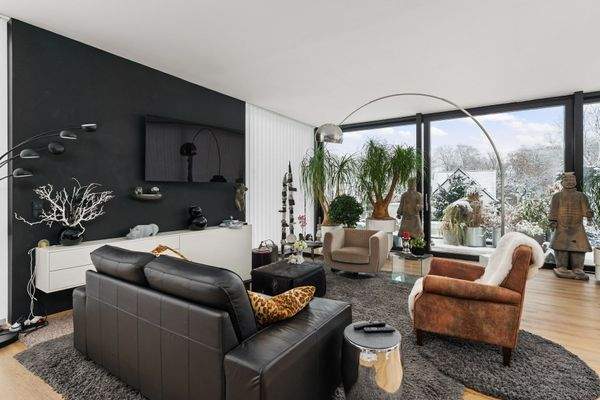 ... bodentiefen Fenstern zu drei Seiten (Ost/Süd/West) ...