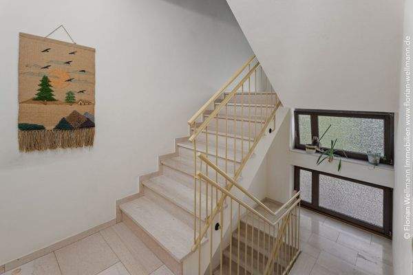 Treppenhaus gepflegt - lediglich 3 Wohneinheiten im Haus