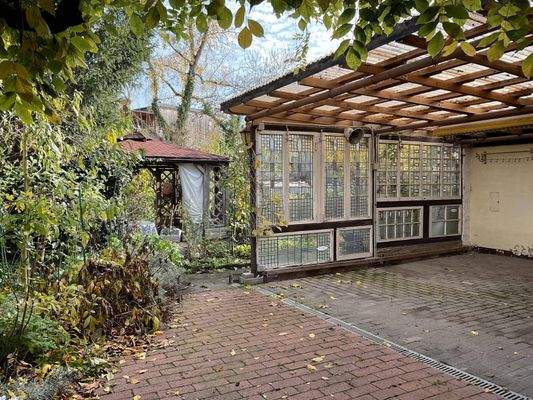 Carport mit Blick in den Garten