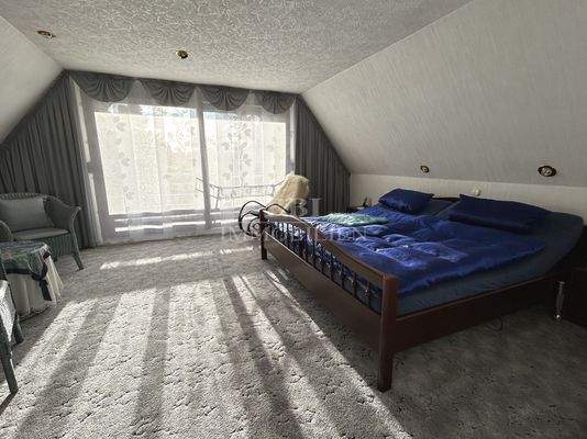 Schlafzimmer mit Zugang zur Loggia