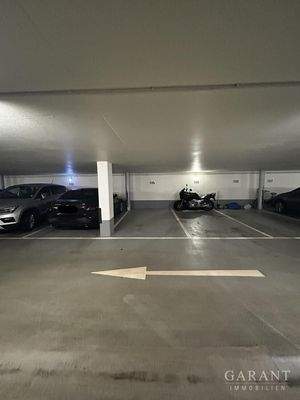 Gut augeleuchtete Tiefgarage