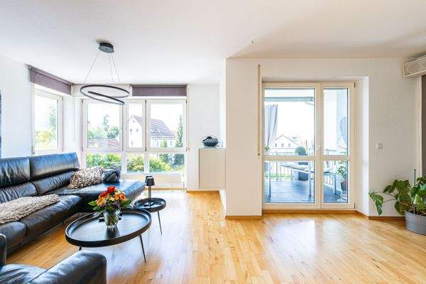 Großzügiger Wohnbereich mit Zugang zum Balkon