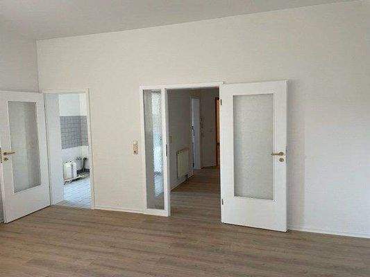 Wohnzimmer in Flur und Küche