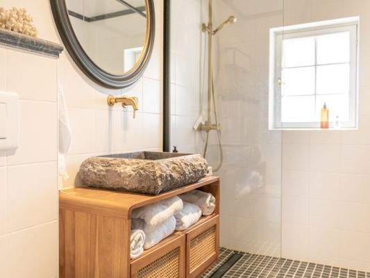 Badezimmer mit Dusche im Erdgeschoss