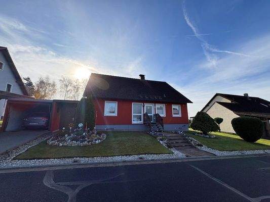 Außenansicht mit Garage