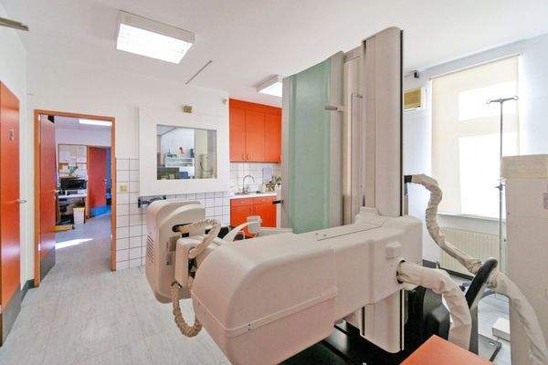 Behandlungsraum 2 Richtung Büro