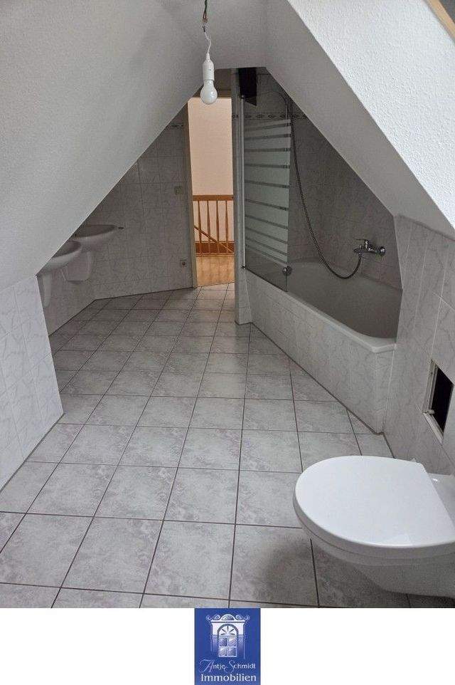 Traumhafte Dachgeschosswohnung in stilvoller Stadtvilla mit herrlichem Fernblick! - Foto 2
