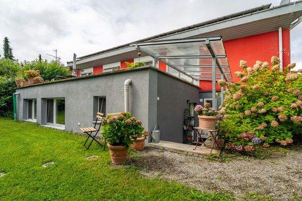 Gebäuderückseite mit Anbau