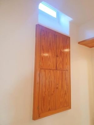 Einbauschrank und Fenster für Tageslicht