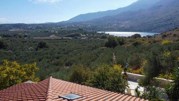 Kreta, Kournas: Malerisches Steinhaus mit bezauberndem See- und Meerblick zu verkaufen