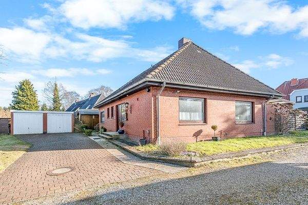 Auffahrt mit Garagen