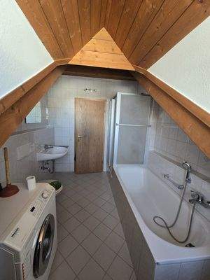 Bad mit Wanne und Dusche