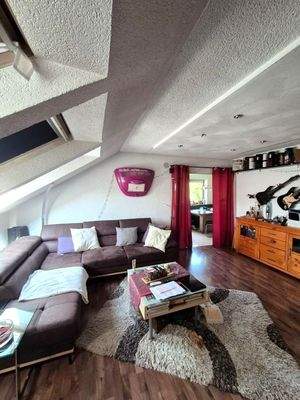 Wohnzimmer mit Durchgang zur Küche/Essbereich