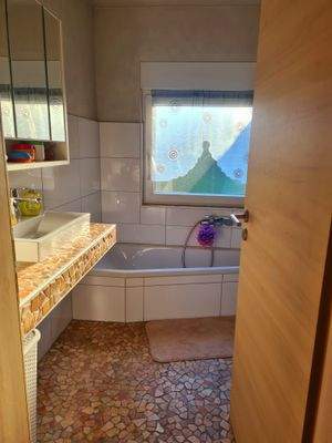 Teilansicht vom Badezimmer im OG