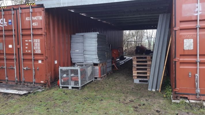 2 große Schiffscontainer