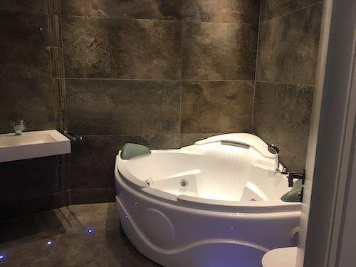 Eckbadewanne/Whirlpoolanlage