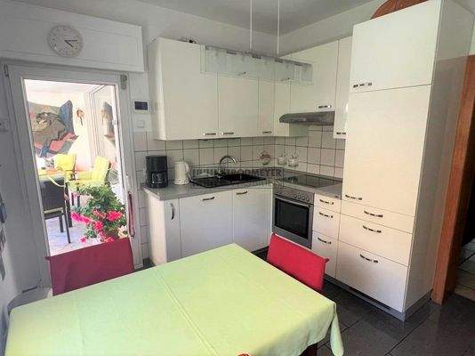 Küche mit Blick auf die Loggia