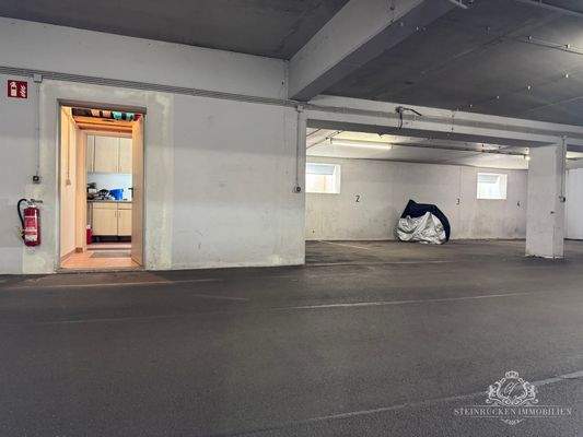 Kellerzugang mit 2 Tiefgaragestellplätzen