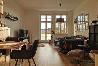 Wohnzimmer mit Zugang zum Südbalkon