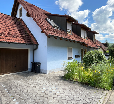 Hausansicht mit Garage