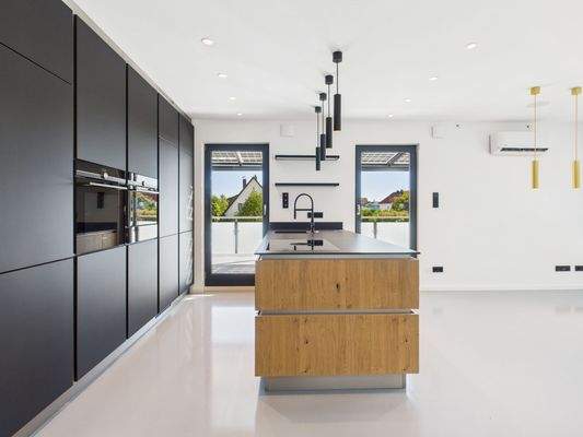 Hochwertige Einbauküche mit Kochinsel