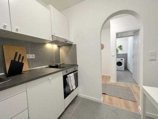 Moderne Küche mit Durchgang