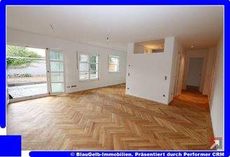 Wohnzimmer mit Küche und Flur