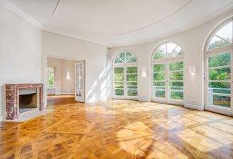 Großzügiger Salon.