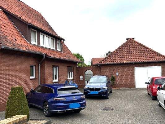 Hof mit Garage