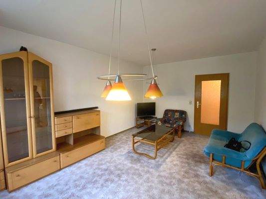 Wohnzimmer mit Blick zur Tür