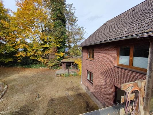 Blick von oben Garten mit Laube