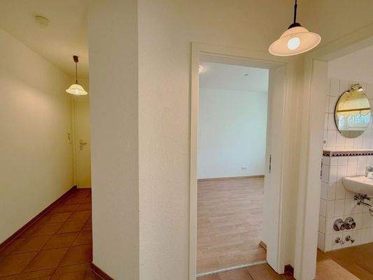 Flur mit Zugang zum Schlafzimmer und Bad