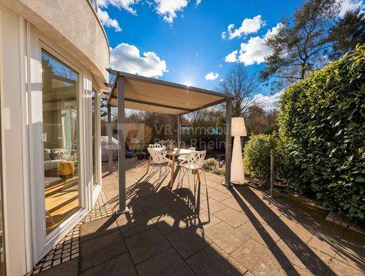 Terrasse Hausansicht - (KI bearbeitet)