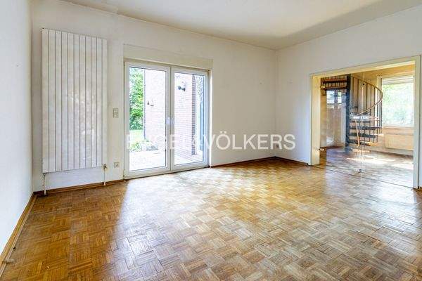 Helles Wohnzimmer mit Zugang zur Terrasse