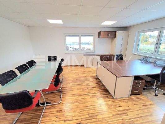 Chefbüro mit Konferenztisch