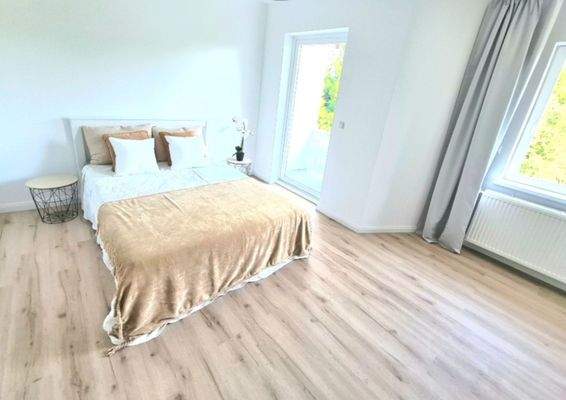 Sehr großzügiges Hauptschlafzimmer mit Balkon zum Garten 