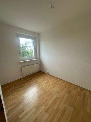 Kleines Zimmer mit Fenster