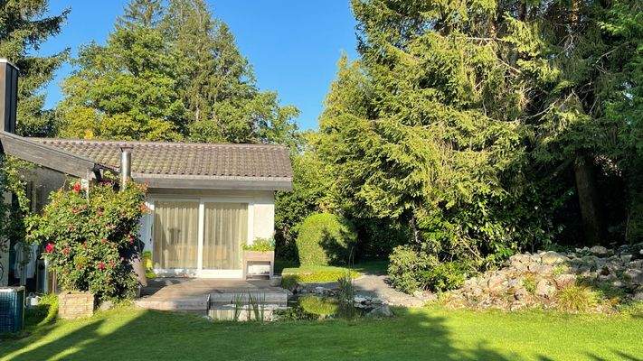 Hausansicht mit Teich.jpg