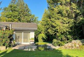 Hausansicht mit Teich.jpg