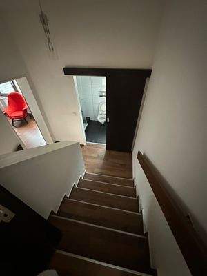 Treppe vom Dachboden in Zwischenetage