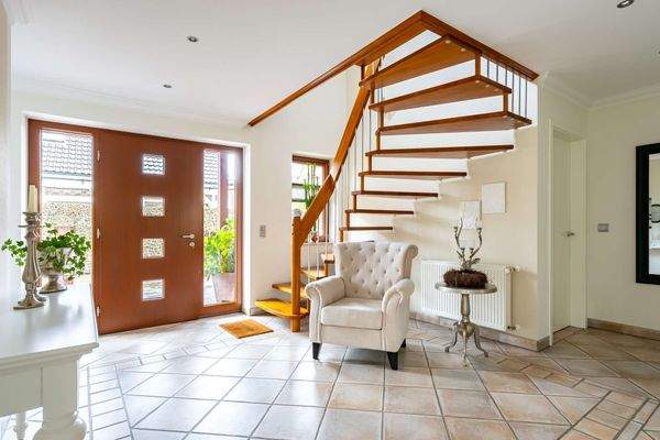 Eingangsbereich mit Blick auf den Treppenaufgang 