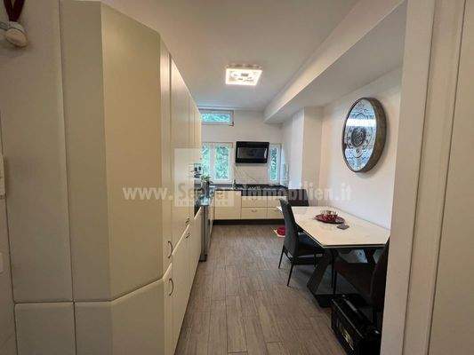 Don-Bosco-Bozen-Bolzano-Vierzimmerwohnung-quadrilocale-hochwertig-Veranda-Badewanne-Dusche-doccia-letzter-Stock-ultimo-piano-Garage