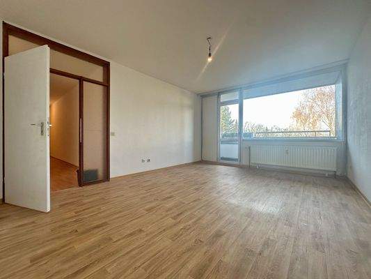 Großzügiges helles Wohnzimmer mit Loggia