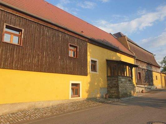 Eingangsbereich Wirtschaftsgebäude Straßenseitig